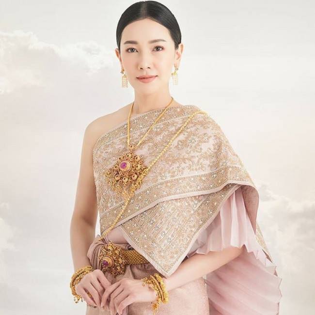 Thai Chakkri - một loại trang phục truyền thống cung đình của nữ giới