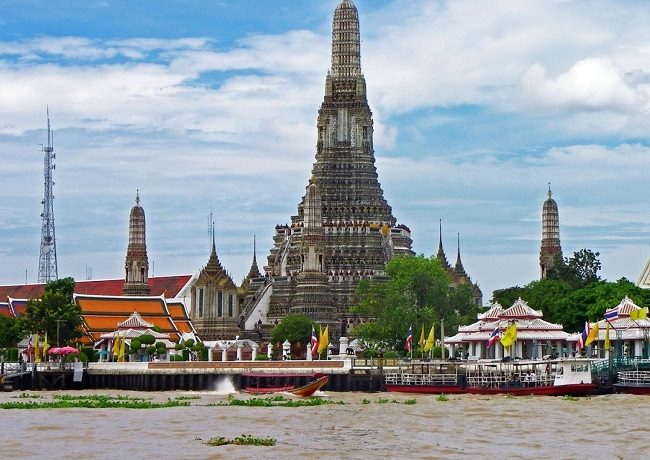 Chùa Wat Arun được trang trí công phu nhất xứ chùa Vàng