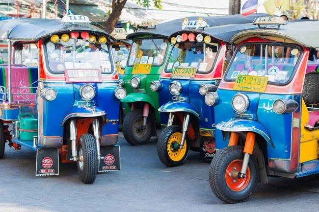 Xe tuk tuk là một trong những phương tiện giao thông đặc trưng nhất khi du lịch Thái Lan